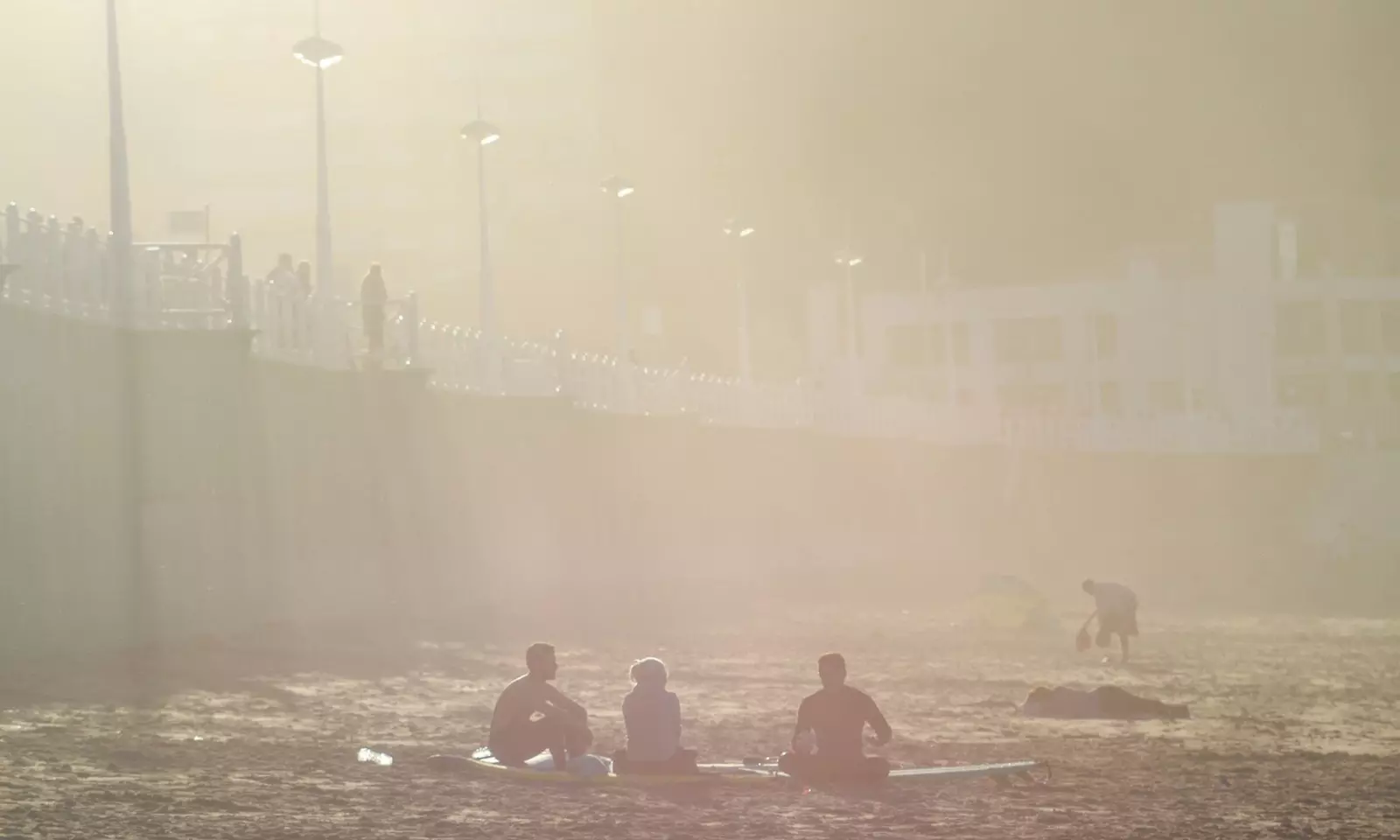 ljudi koji sjede na plaži Salinas