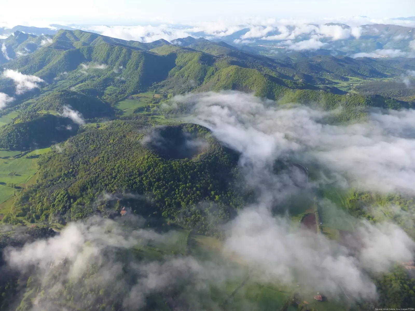 تحلق فوق La Garrotxa مع Vol de Coloms.