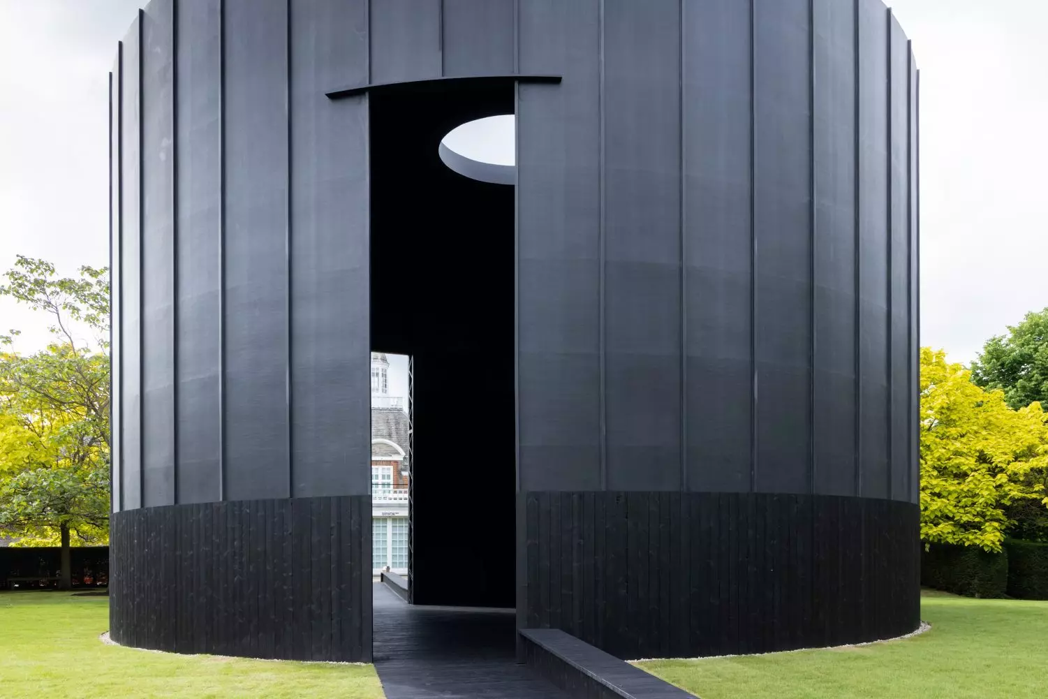 L-istruttura ċilindrika sewda tal-Black Chapel the Serpentine Pavilion 2022.