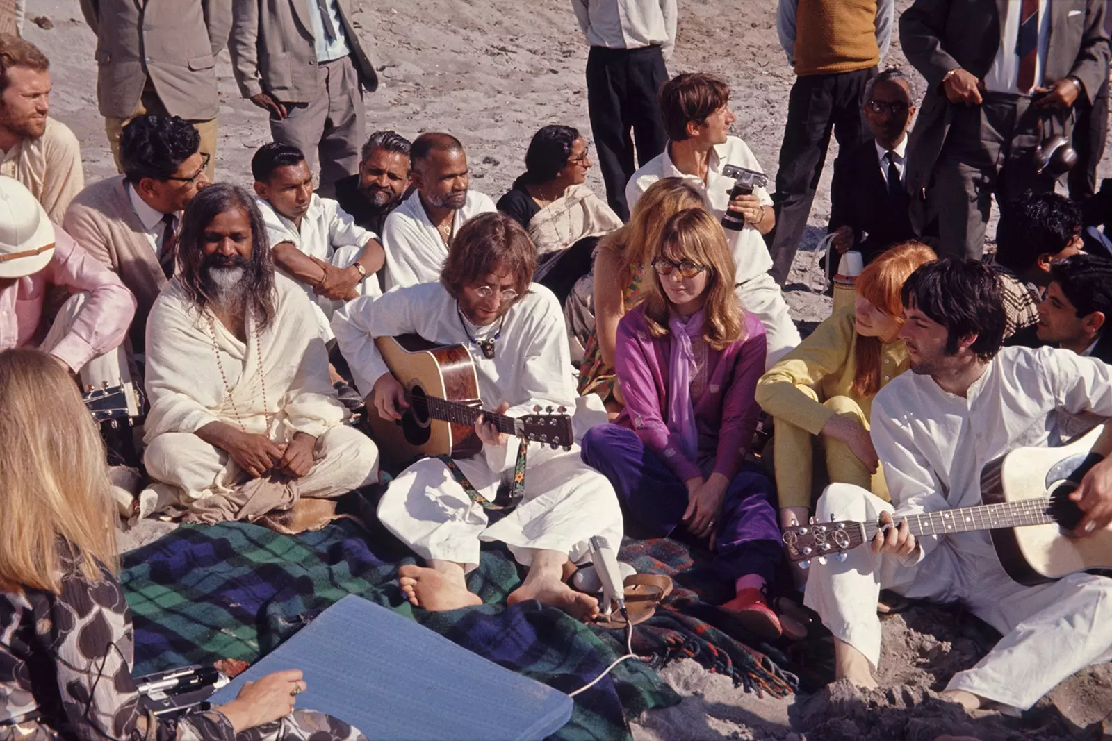 John a Paul sangen fir de Maharishi.