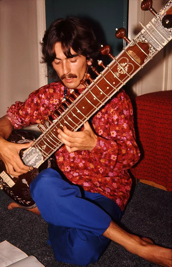 George Harrison svira sitaru.