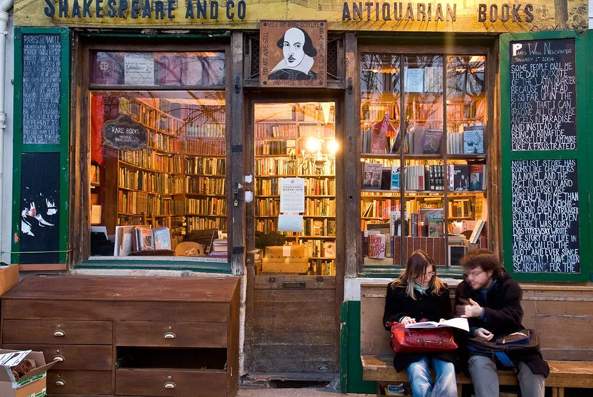 Ivvjaġġa bibliophile l-isbaħ ħwienet tal-kotba fid-dinja