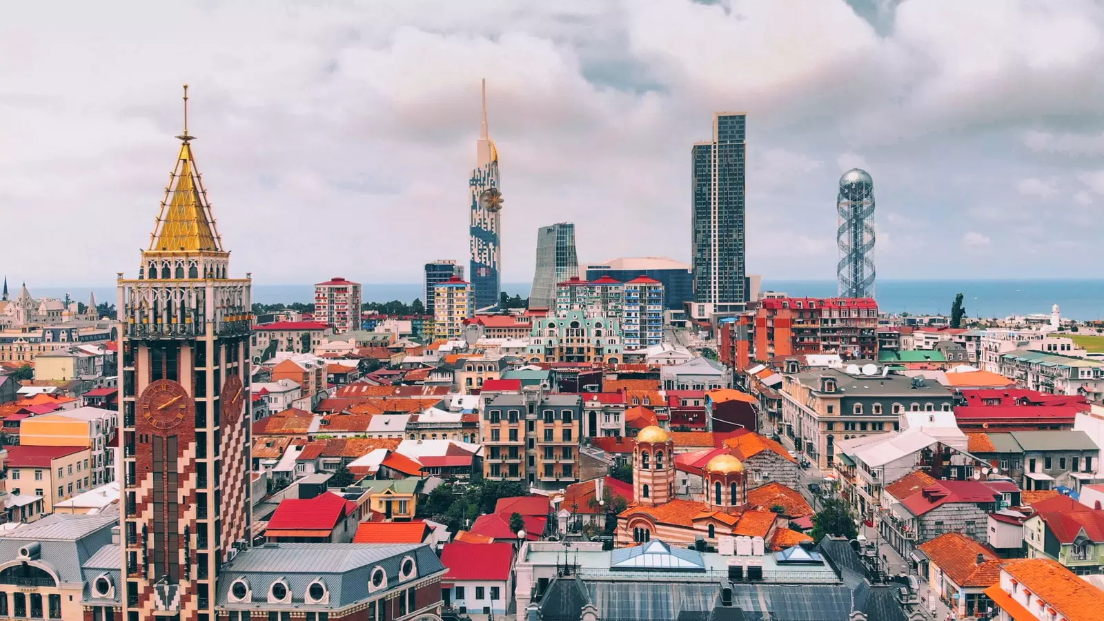 Radharc ón aer ar chathair Batumi Georgia