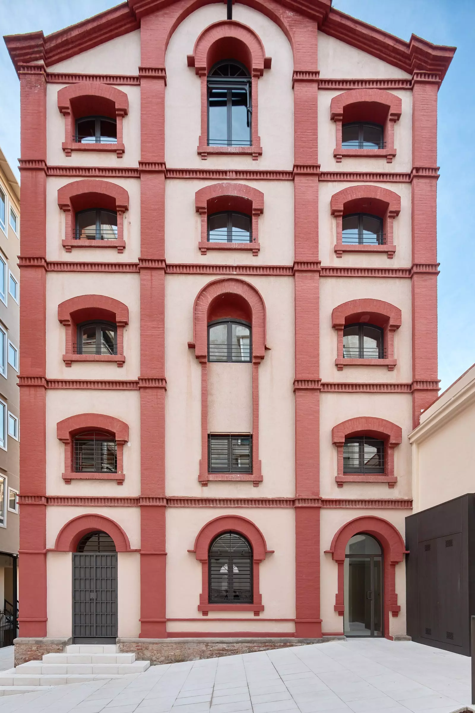 Juno House thus being the first women's club in Barcelona