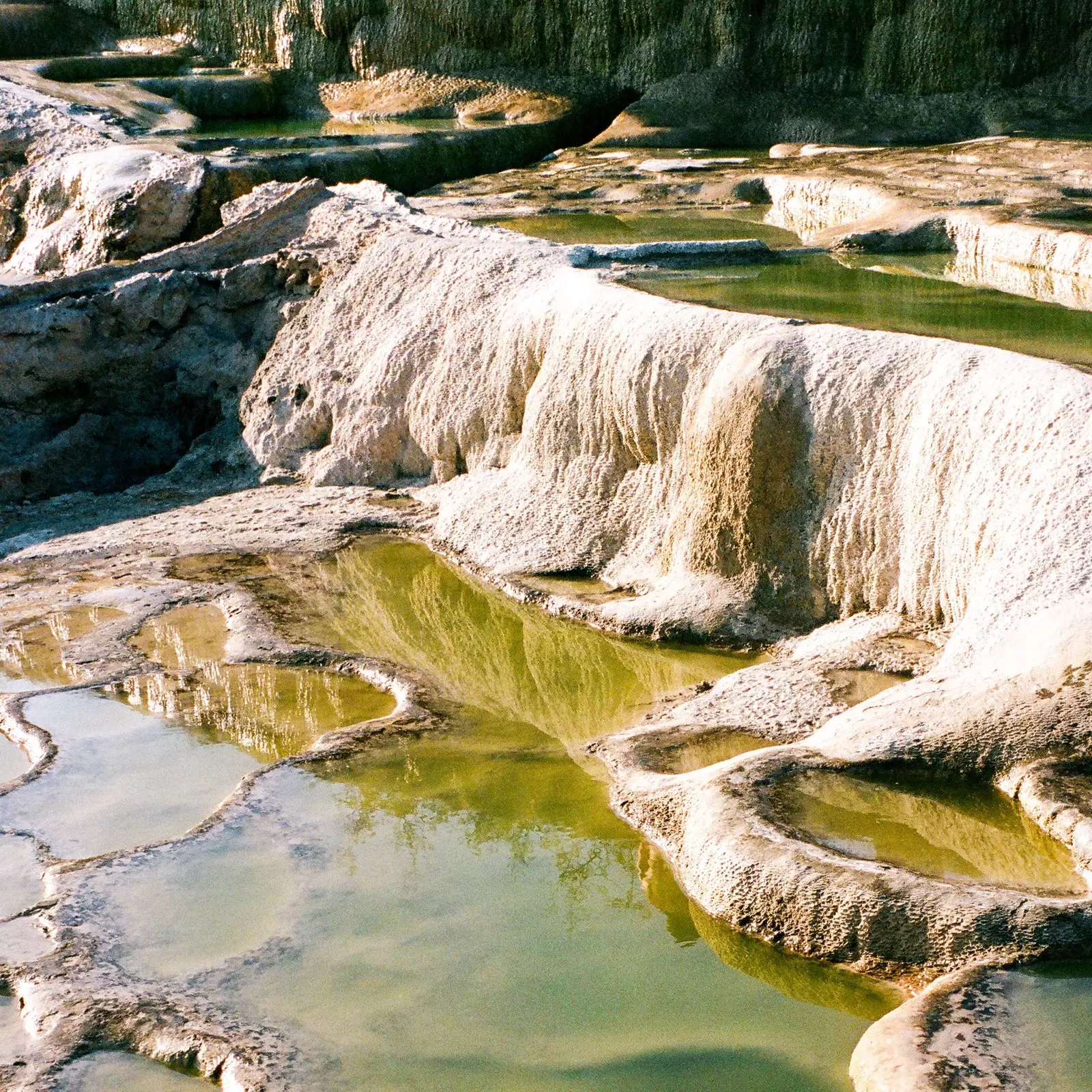 Air itu mendidih beberapa air terjun membatu yang dibentuk oleh karbon kalsium semulajadi dan berwarna kebiruan akibat...