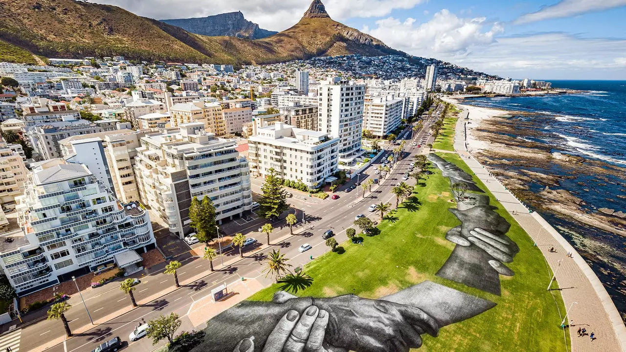 Kæmpehænder til at bygge broer mellem indbyggerne i Cape Town