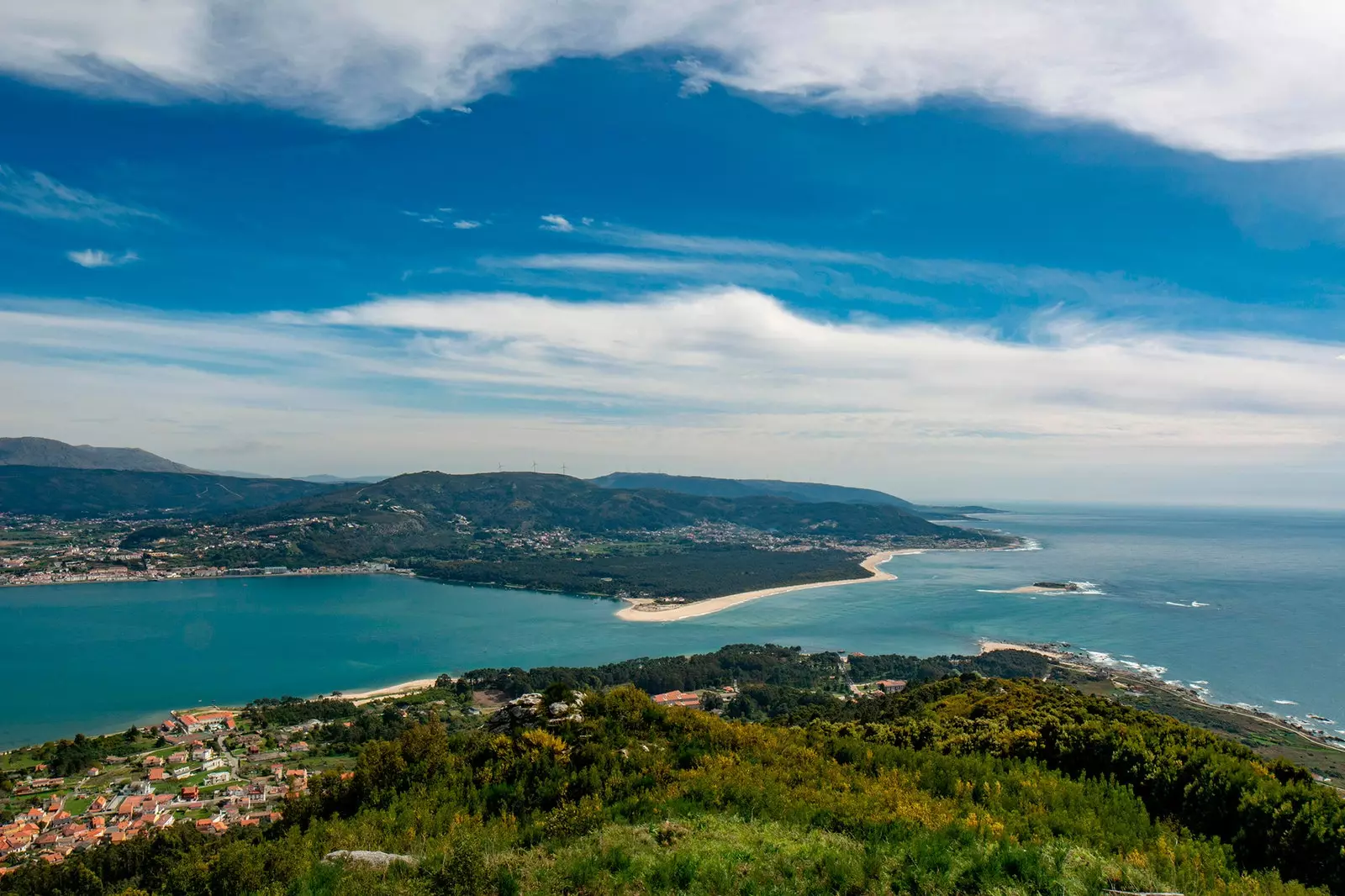 Tembea pwani ya Ureno inayoonekana kutoka Galicia