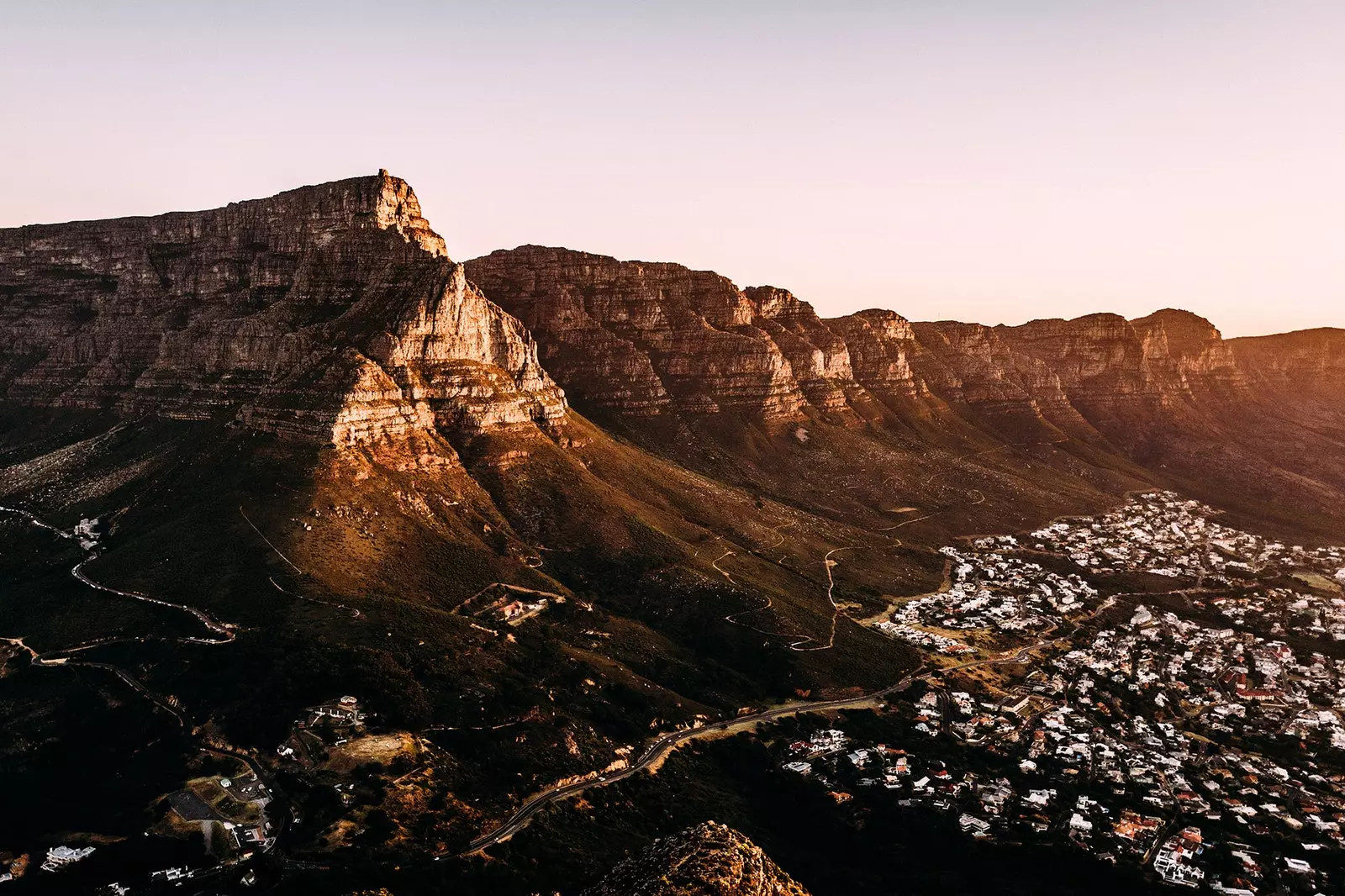 Table Mountain an déi zwielef Apostelen