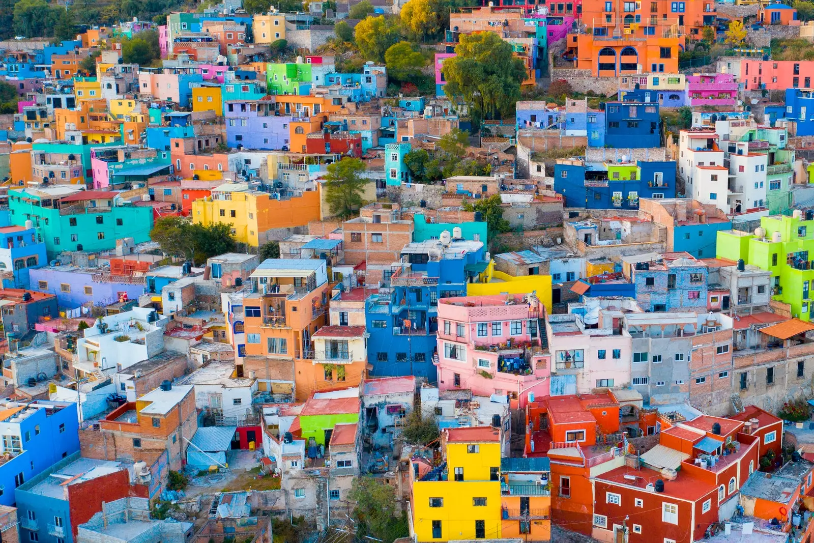 Le case colorate erette sulla collina che è Guanajuato.