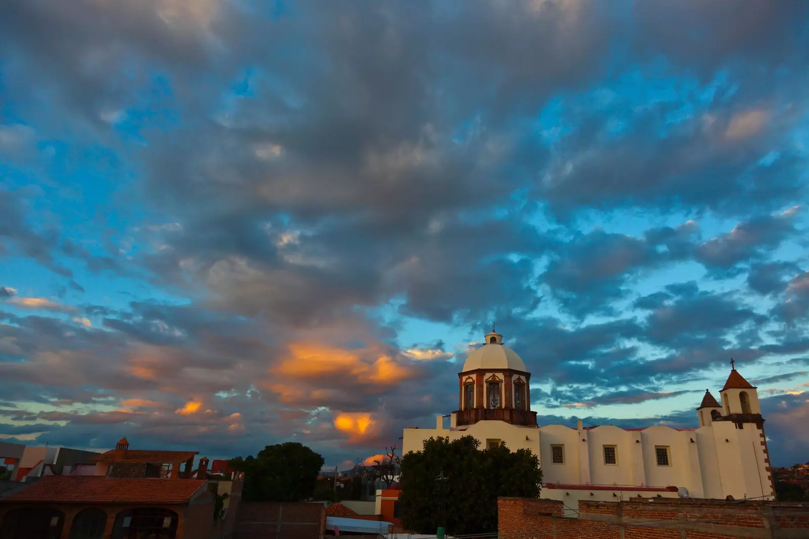 Jua linatua juu ya kanisa la San Antonio huko San Miguel de Allende.