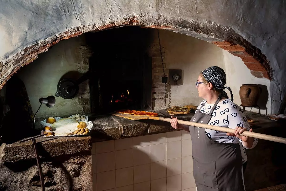 Susana imasi dirbti, gamindama mitinį raudonąjį kokakolą Forn Ca Pedro.