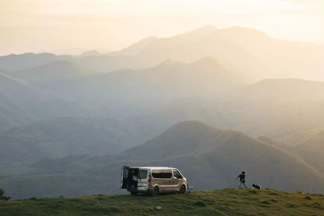 Zonsopgang in de Franse Pyreneeën met je beste vriend. Dat is vrijheid voor Aitor en Koda.