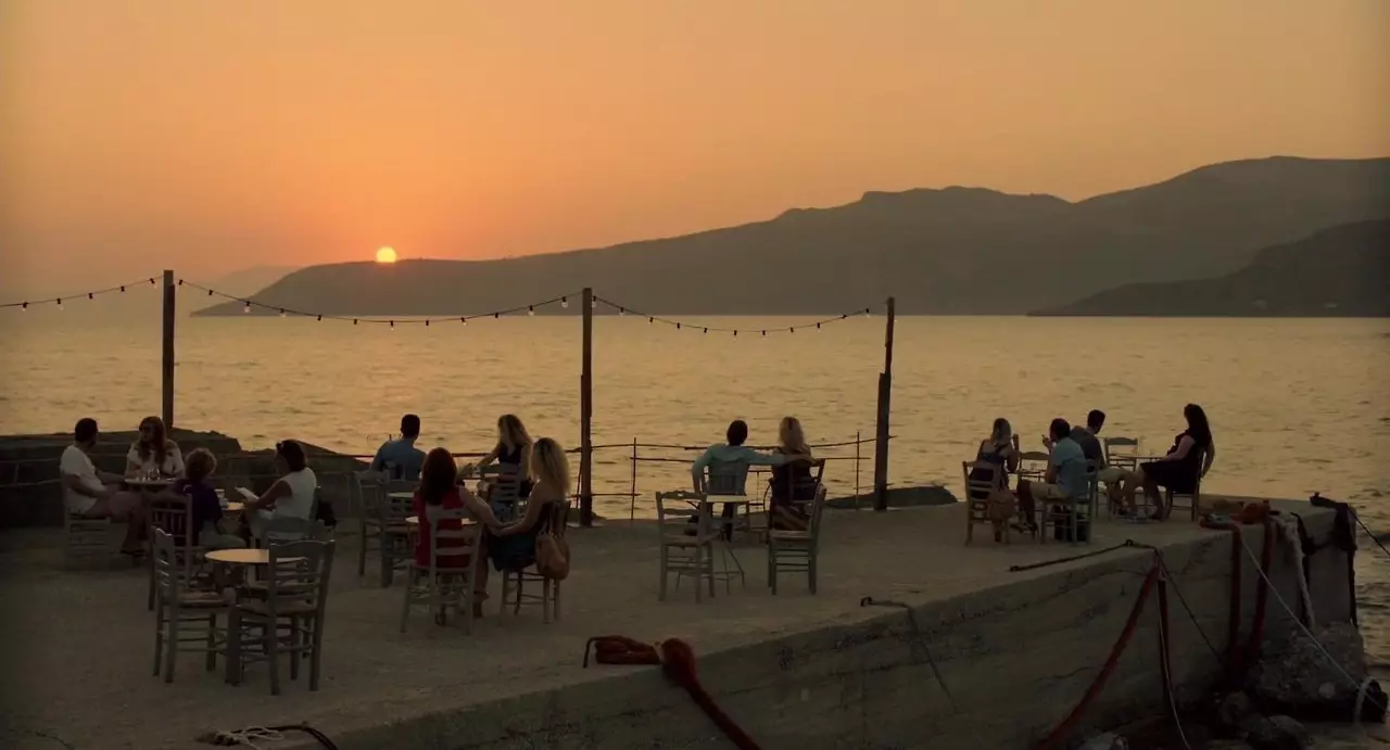 Des bières au coucher du soleil comme s'il s'agissait d'une scène de "Before Dark"