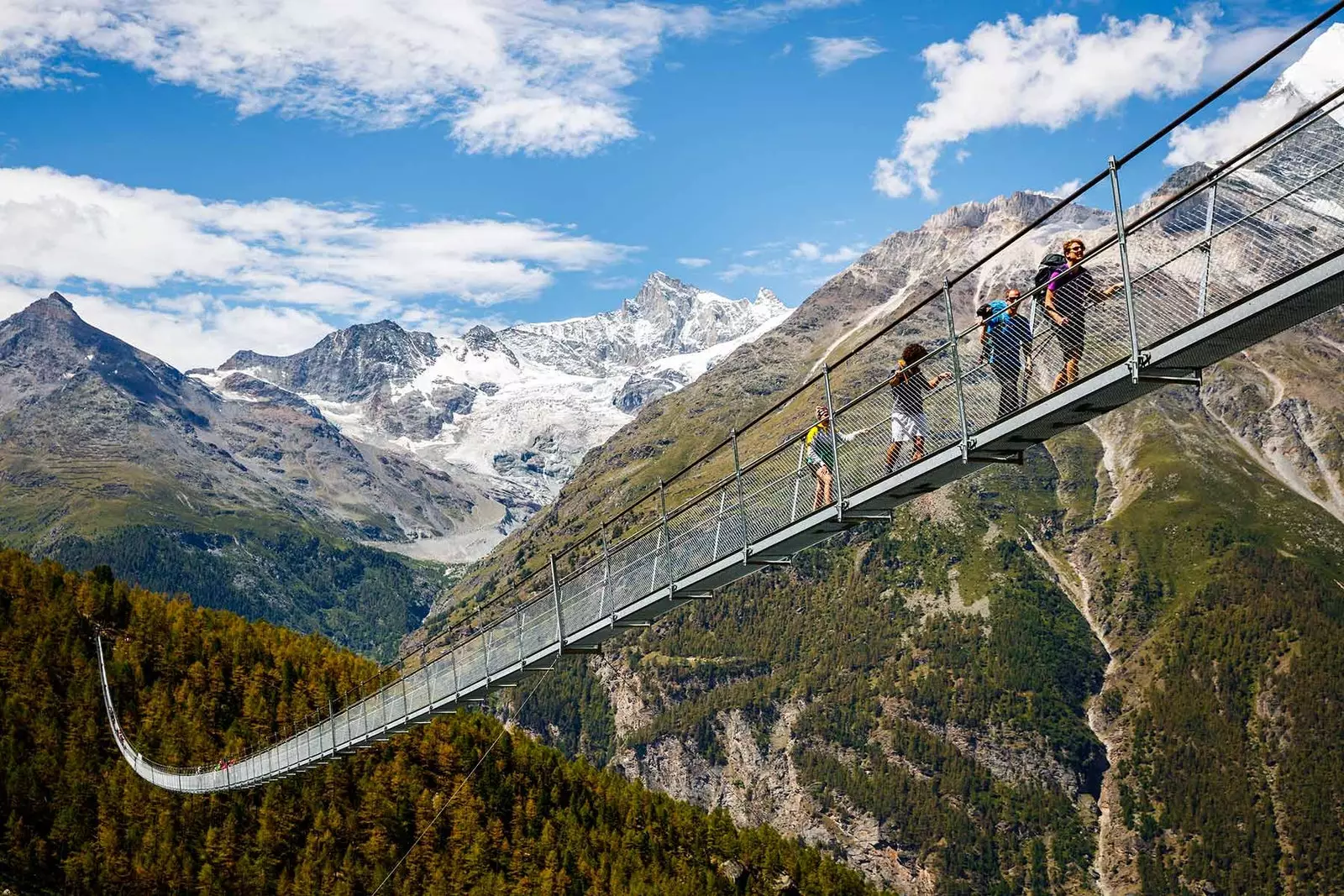 Déi längste Suspenderbréck op der Welt ass net méi japanesch, et ass elo Schwäizer.