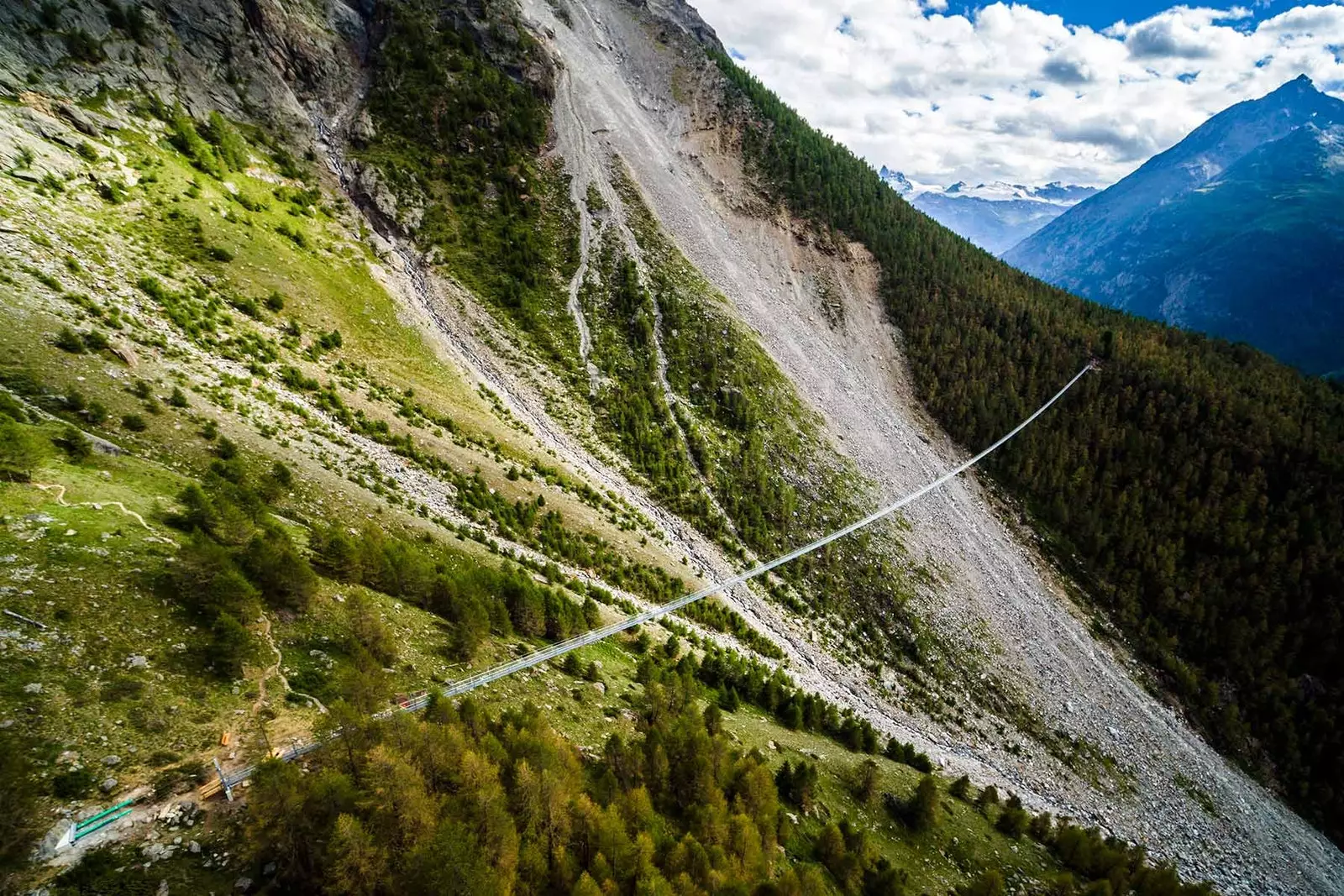 Jembatan gantung terpanjang di dunia bukan lagi Jepang, sekarang Swiss.