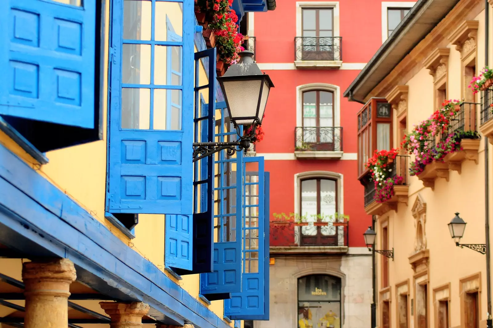 Budovy na štýlových a fotogenických námestiach Plaza Daoíz a Velarde v Oviede.