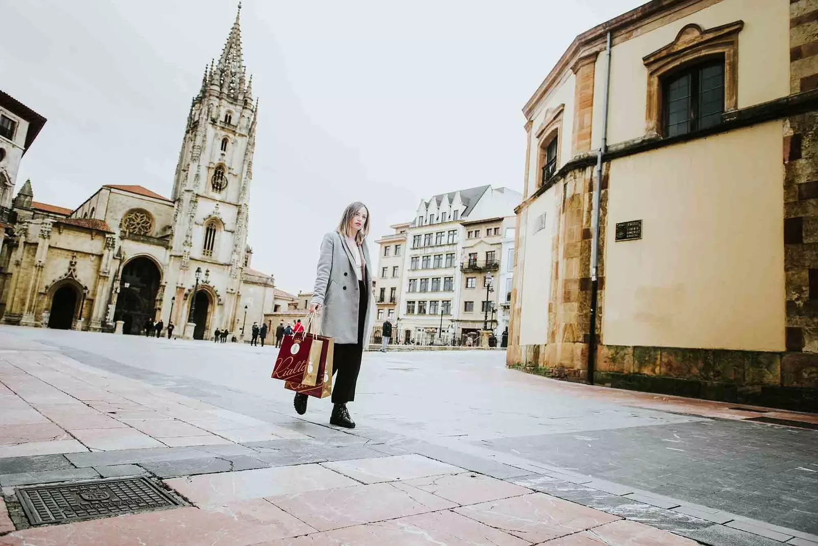 Žena prechádzajúca Oviedom s Moskovčanmi