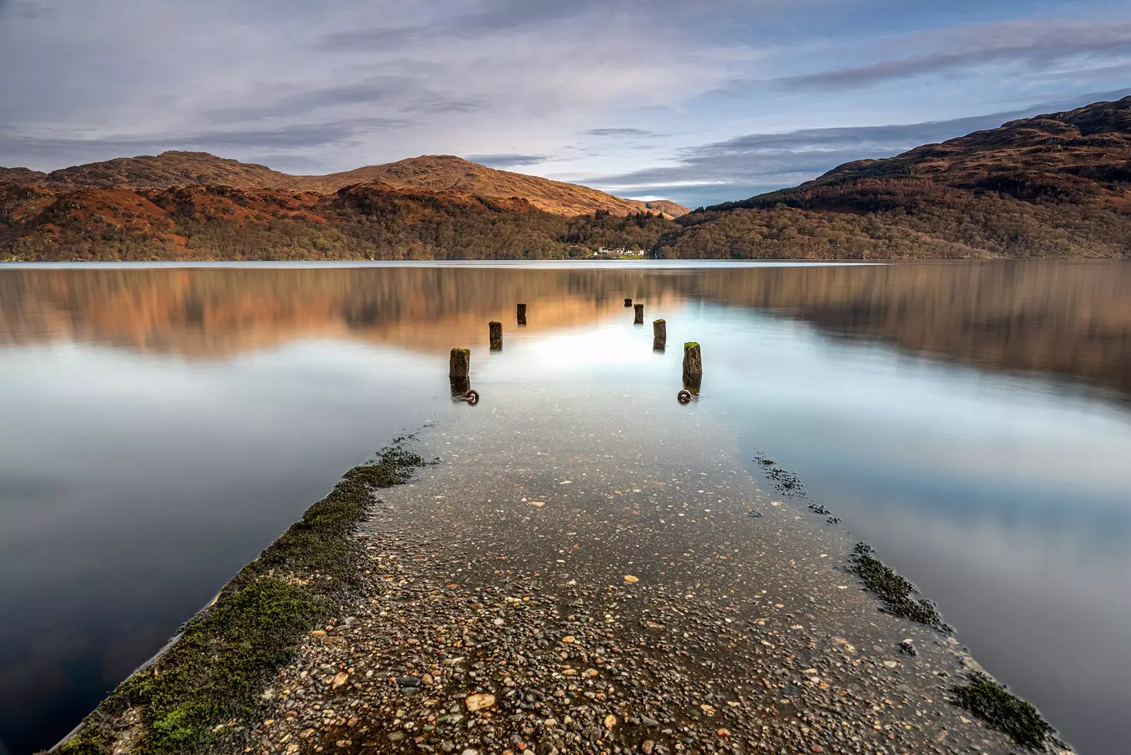 Molo na břehu jezera Loch Lomond ve Skotsku