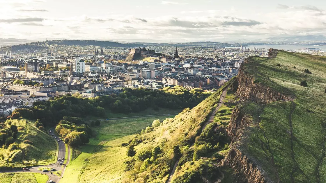 Edinburghi teejuht koos... Caoilfhionn Maguire'iga