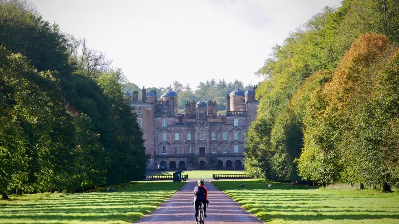 The bicycle route to explore the landscapes of Scotland and taste its whiskey