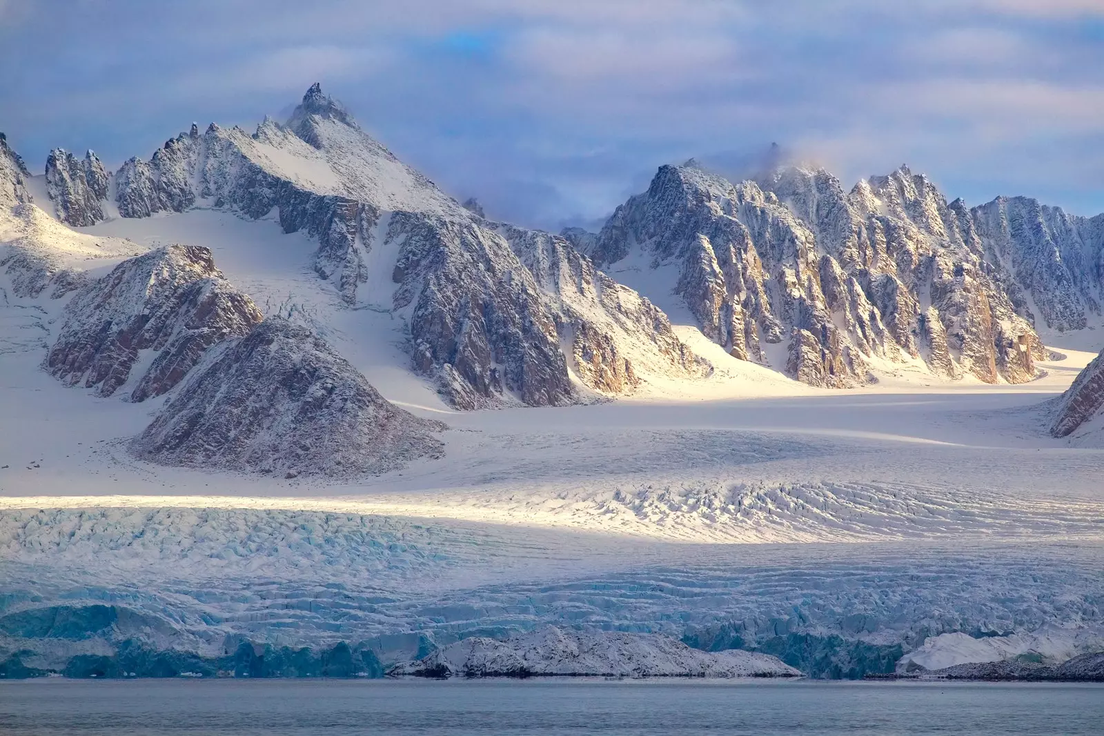 Muntanyes nevades en un paisatge gelat. Svalbard Noruega.