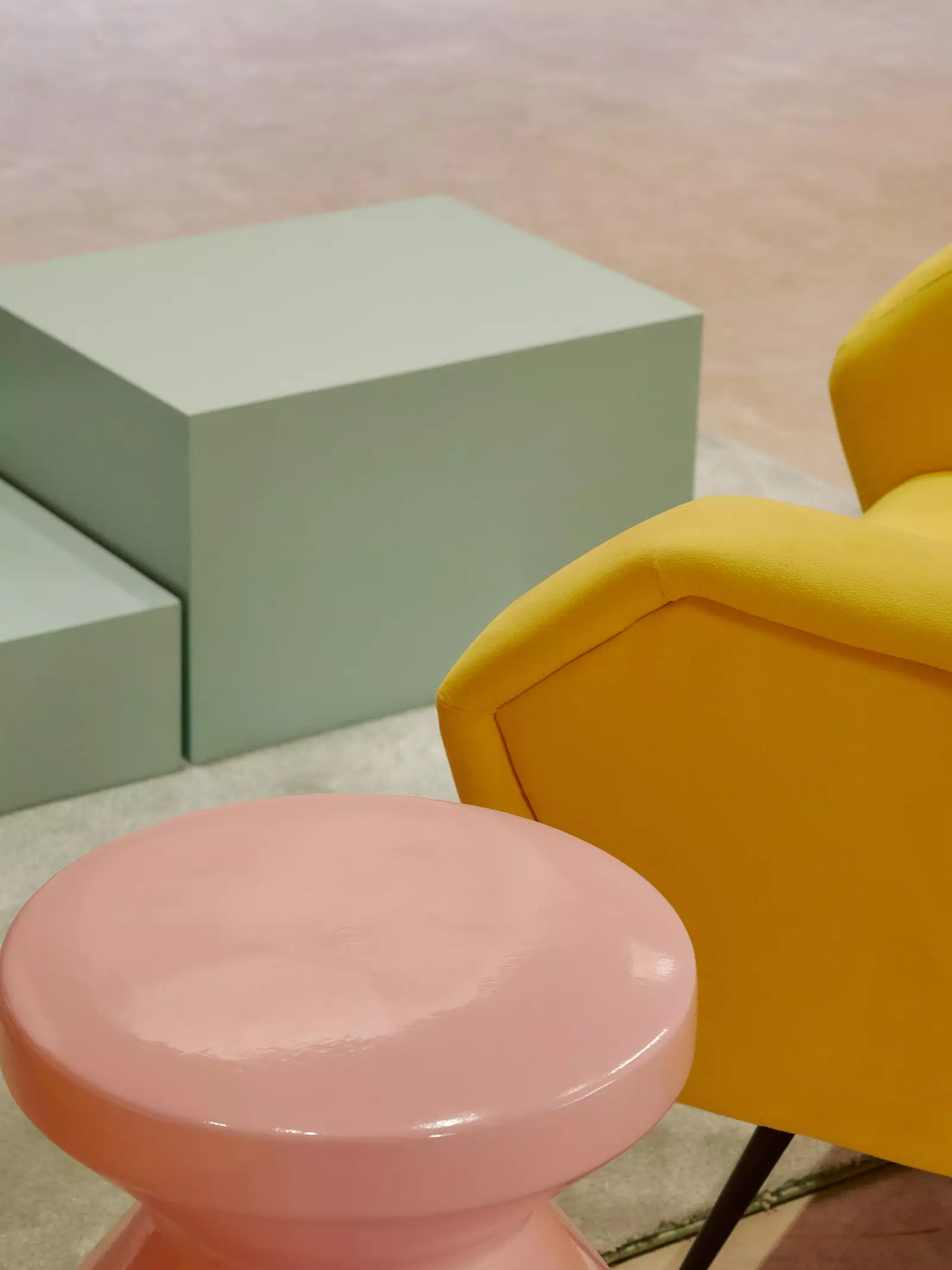 Такі стилі, як Memphis Design the color block або Pierre Paulin, надихають колекції Mietis.