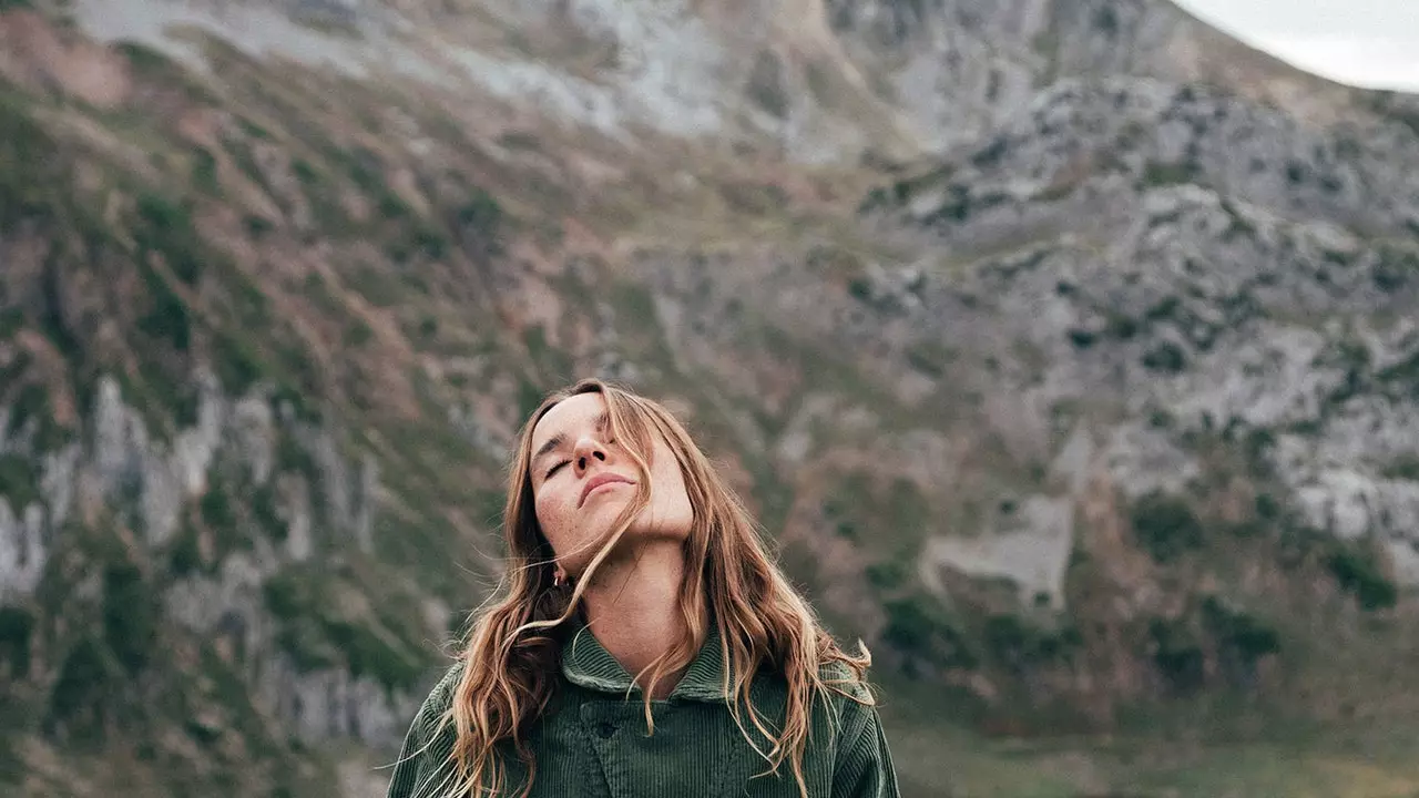 Nuria Val tagħmilna l-backpack biex immorru l-muntanji (u teħodna fuq eskursjoni lejn Asturias)