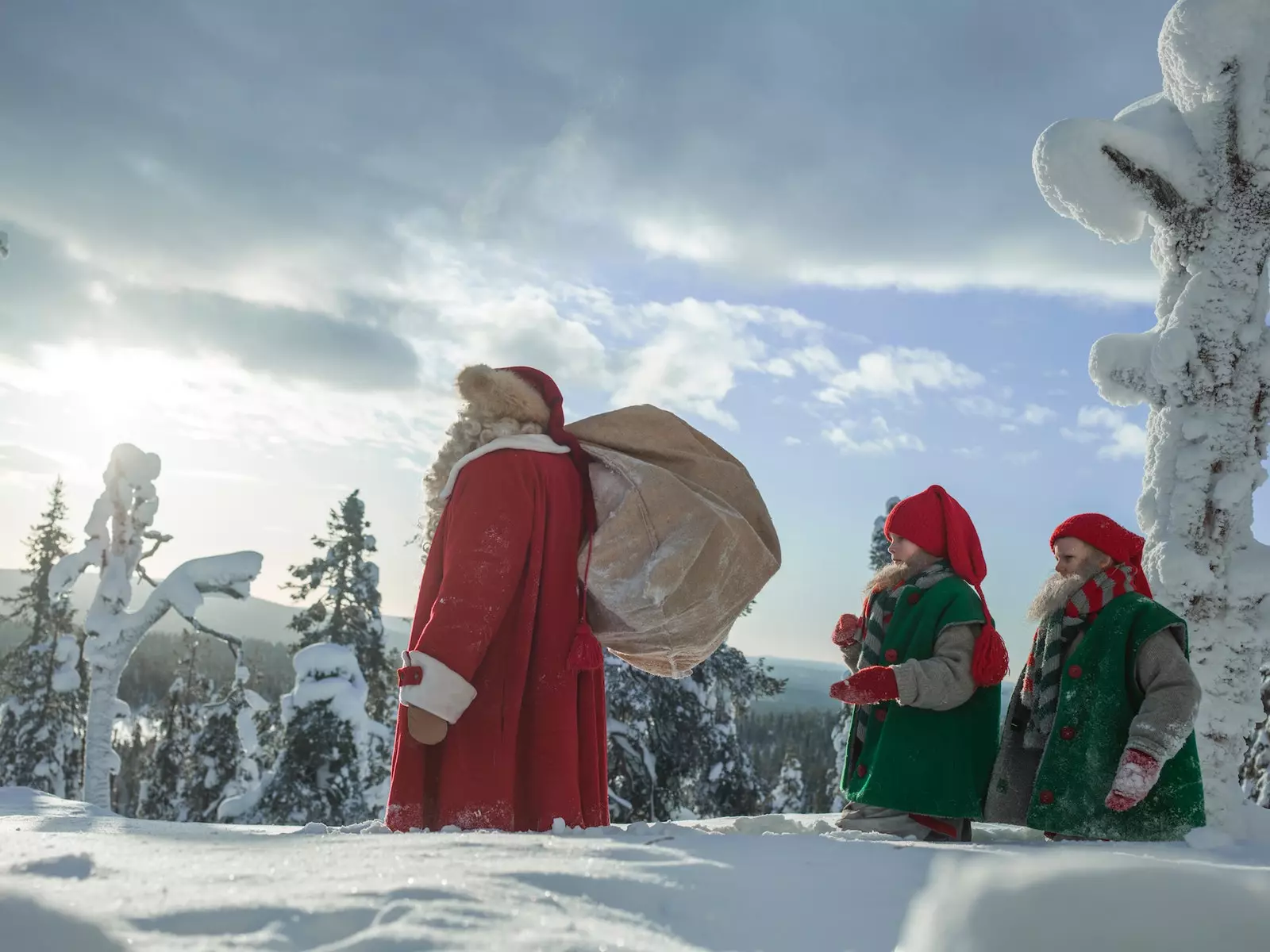 Babbo Natale accompagnato dai suoi gnomi