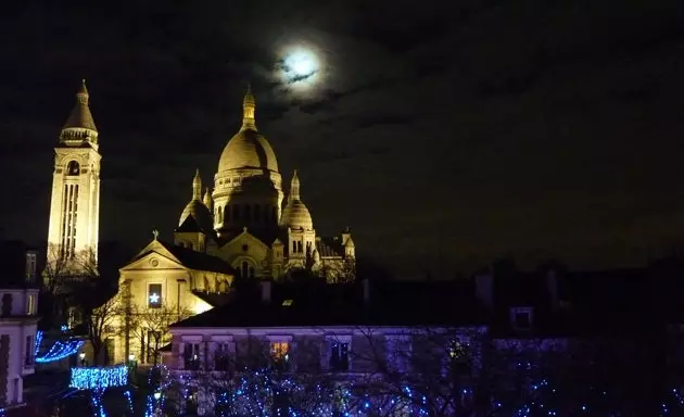 Is é Basilica an Chroí Ró-Naofa i bPáras an t-aon fhinné ar oícheanta rómánsúil ag 'Casa Andrew'