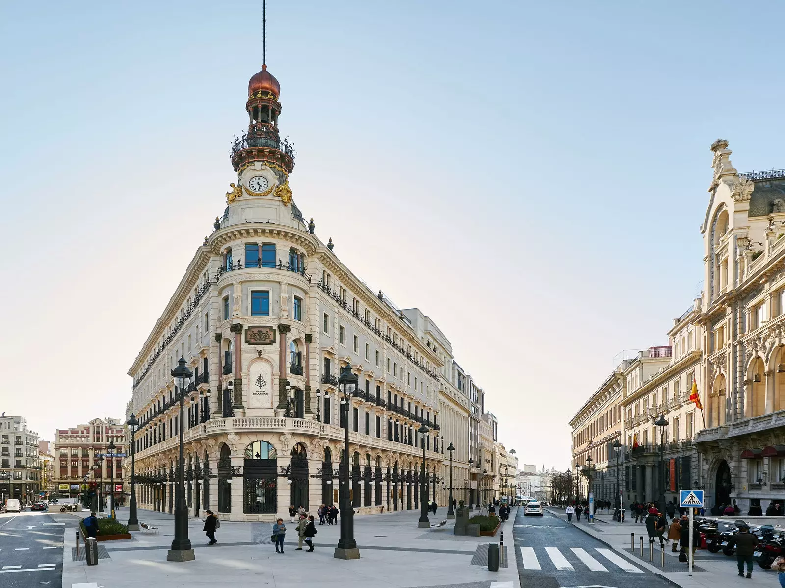 A Canalejas Galéria külseje és a Four Seasons Madrid homlokzata