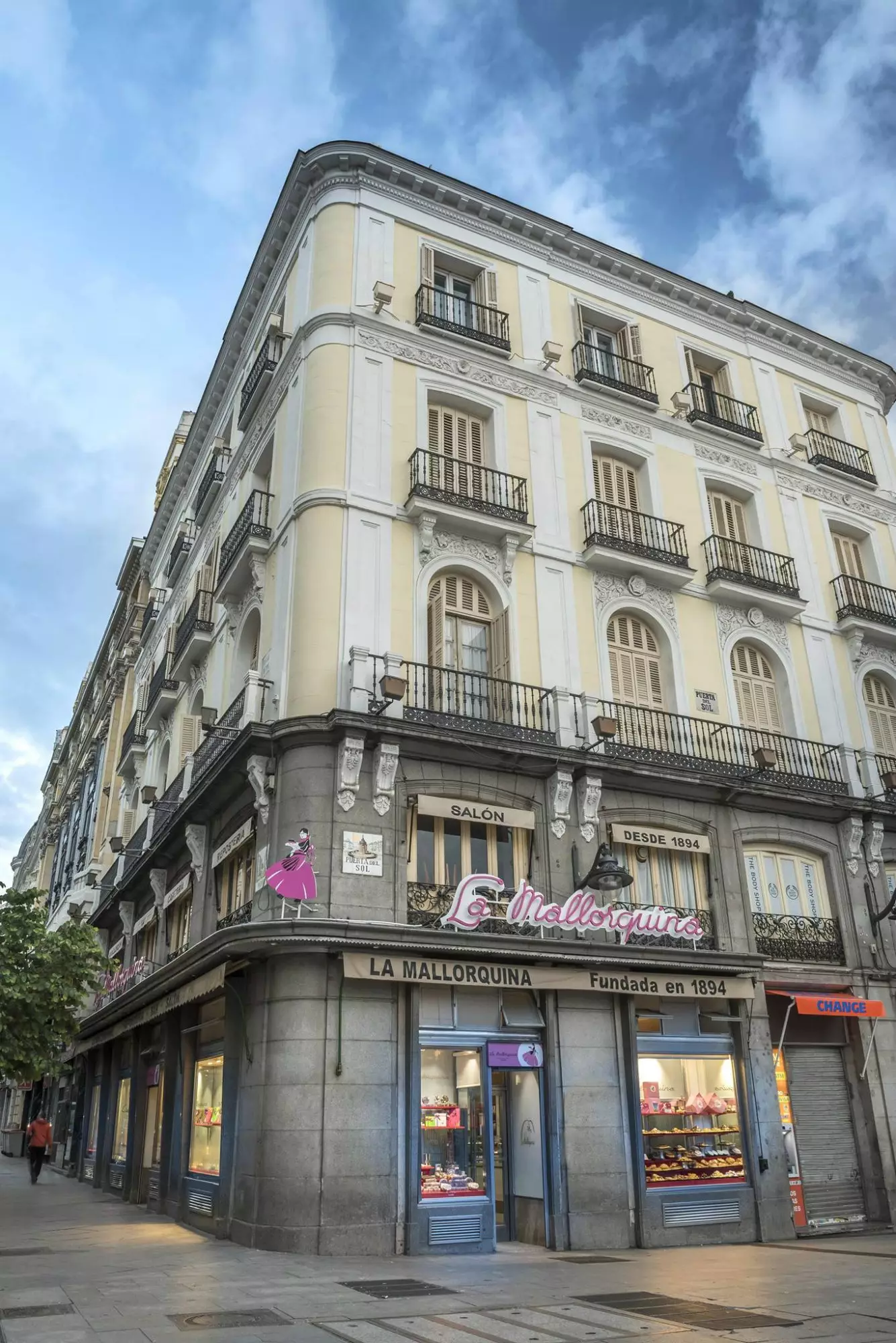 In the heart of Puerta del Sol, the La Mallorquina pastry shop has been located since 1894.