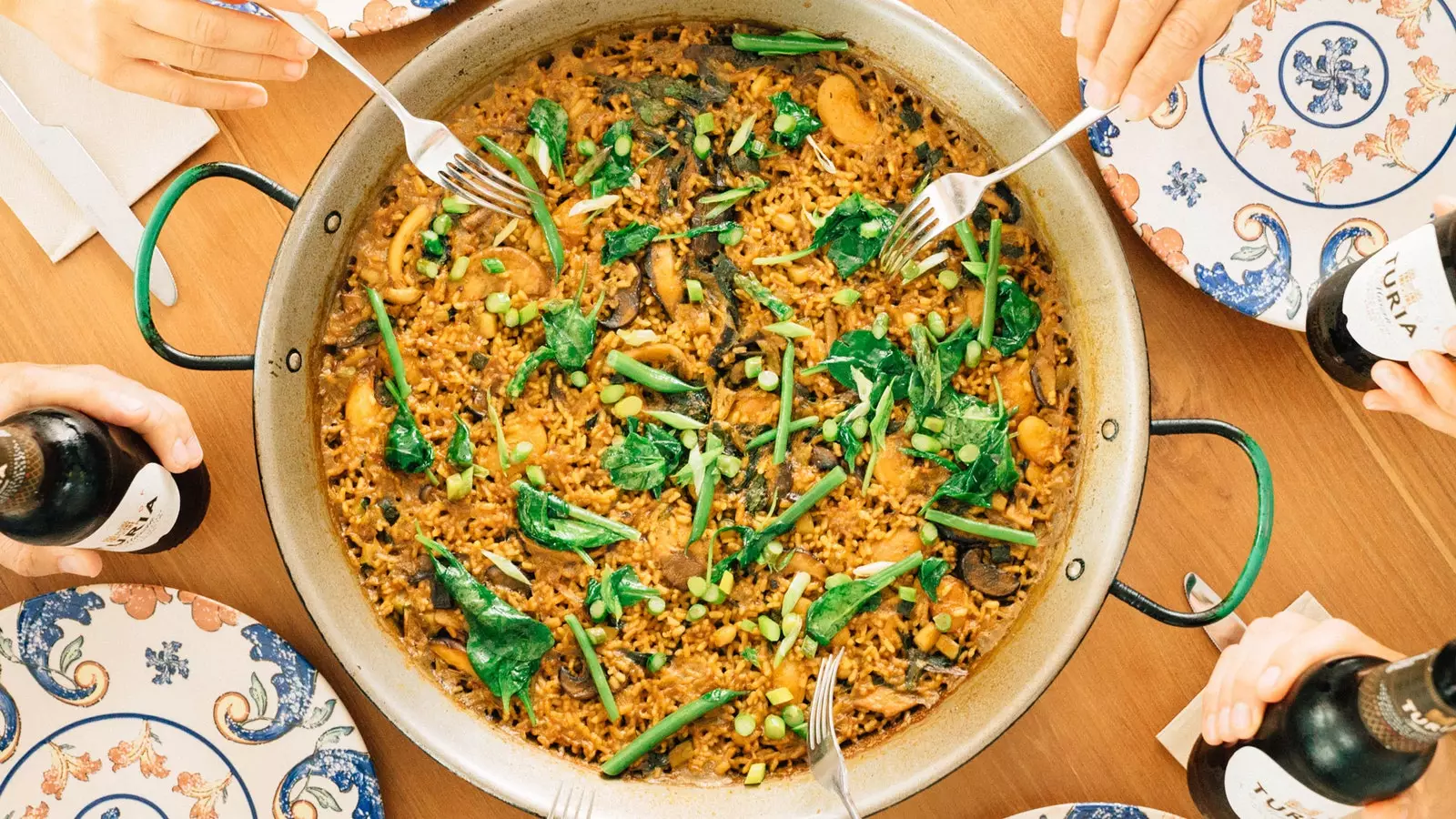 Paella mit Saisongemüse und Tintenfisch mit Pego-Reis