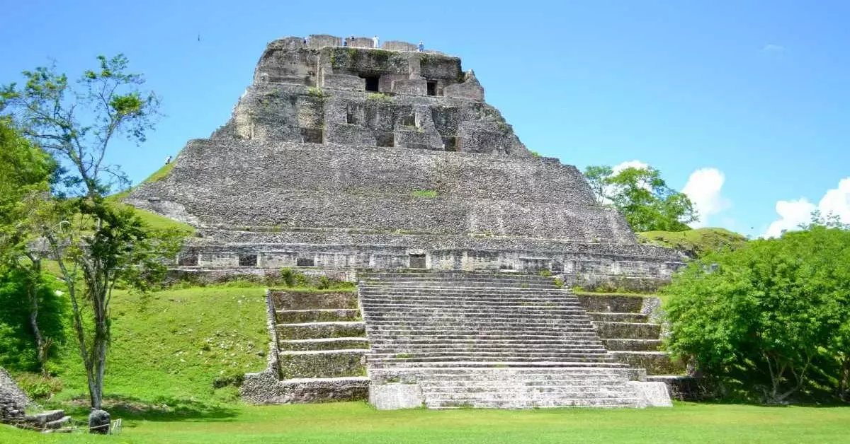 Maya pýramídinn í Xunantunich í San Pedro Belís.