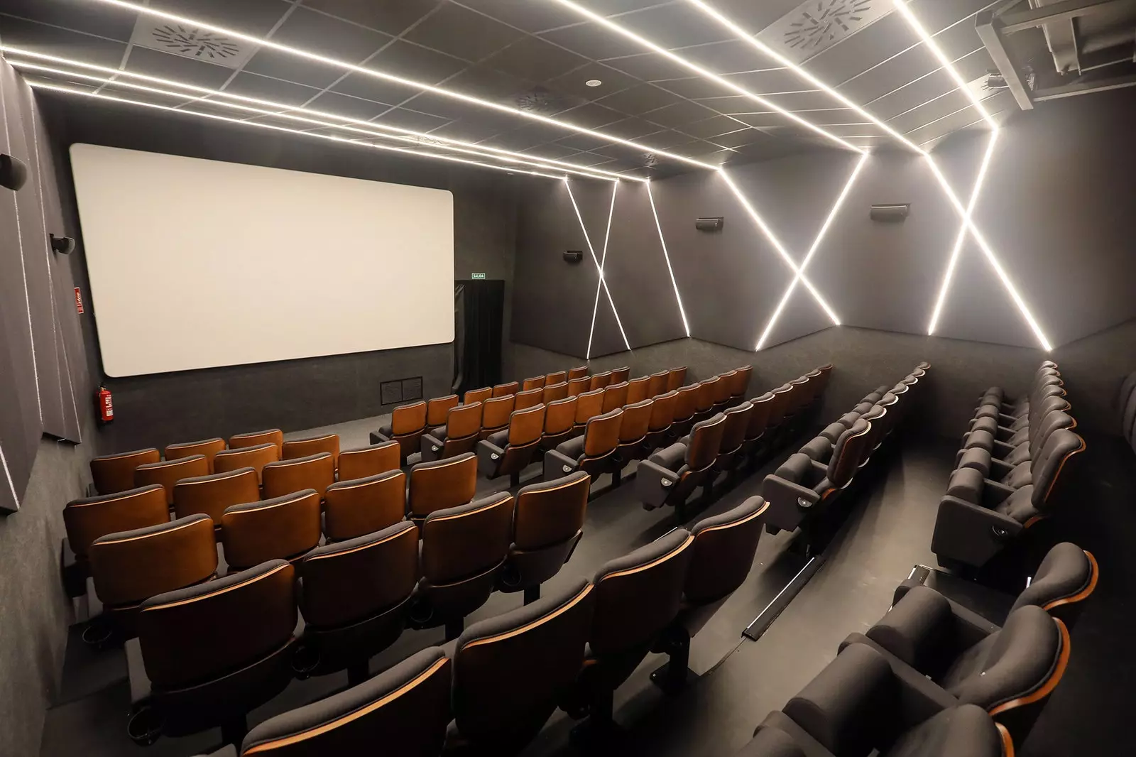 Interior of one of the screens of Cines Embajadores