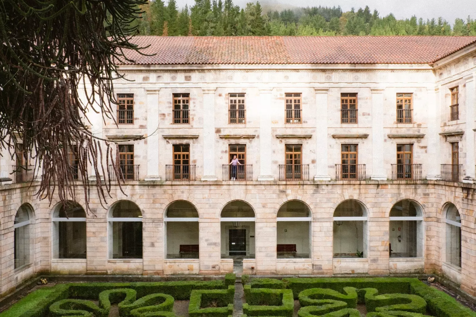 Nuria Val dans l'une des 365 fenêtres du Parador de Corias qui représentent les 365 jours de l'année.