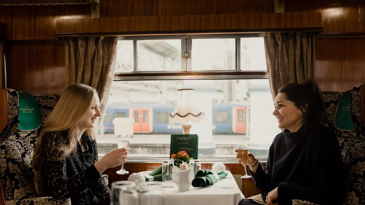 Voyager dans ce train vous fera vous sentir comme un personnage de "Downton Abbey"