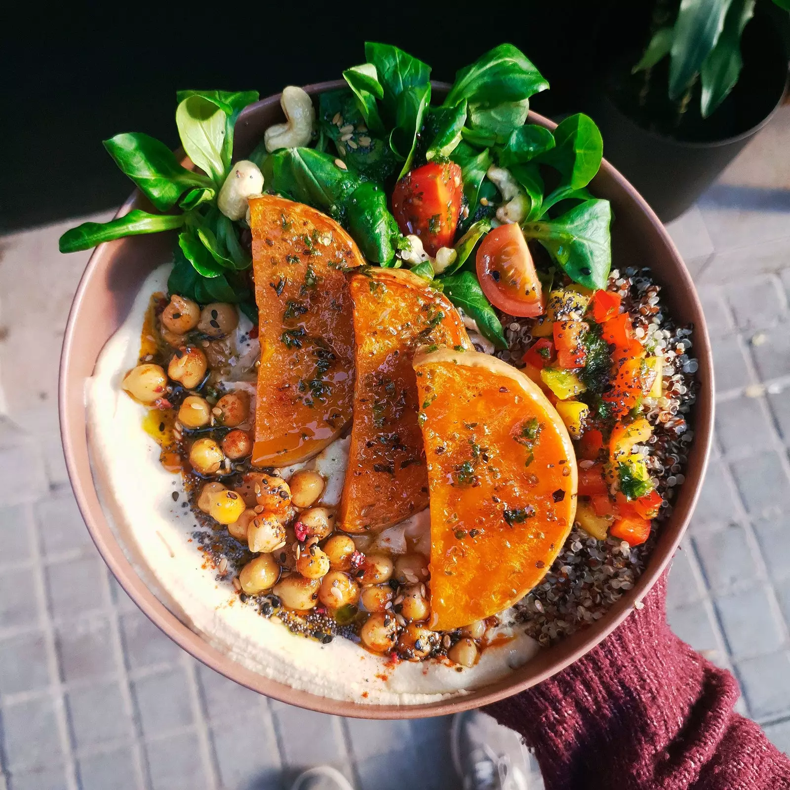 „Hummus Bowl Maybean Cafe Valencia“.