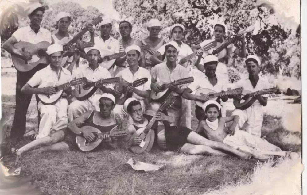 Joves obrers madrilenys amb les seves bandúrries a la Casa de Camp de Madrid