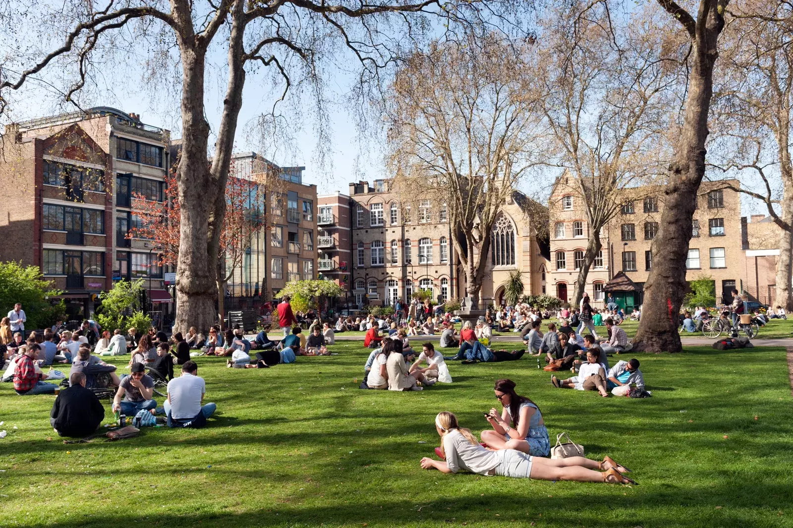 Hoxton Square mraba uliojaa watu katika kitongoji cha Hackney.