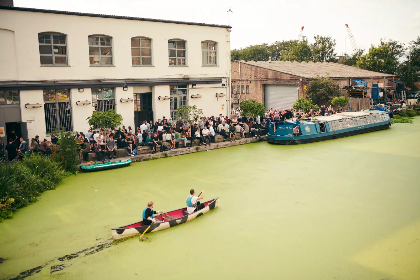 Um barco e uma canoa no rio Lea, no Regent's Canal, no norte de Londres.