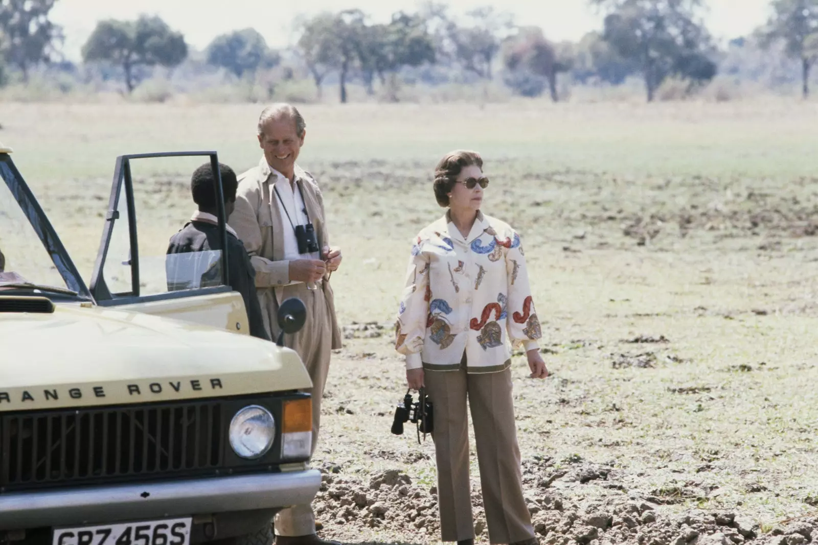 Ratu Elizabeth II dari England bersama Putera Philip dalam safari di Zambia pada tahun 1979