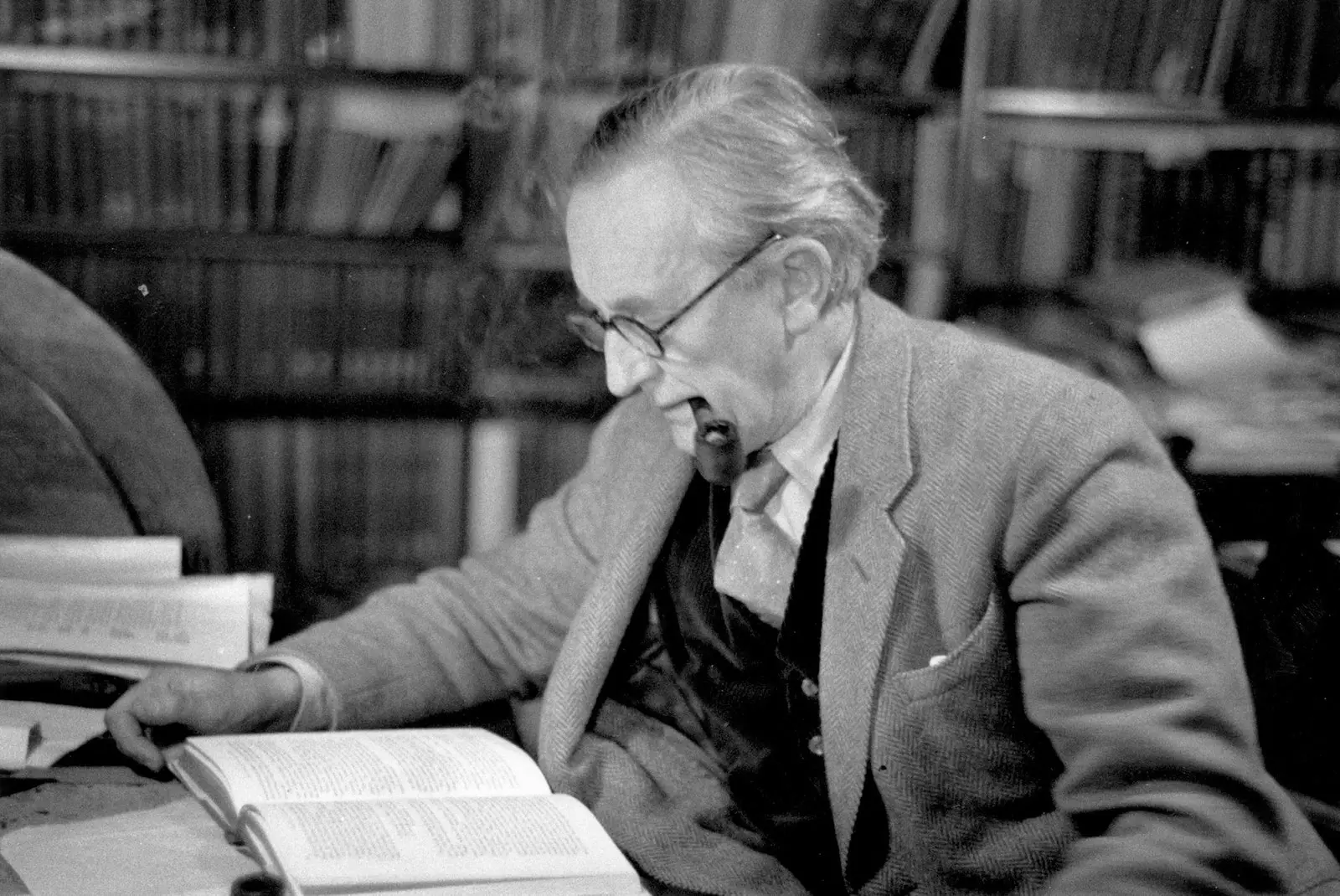 J.R.R. Tolkien đọc Chúa tể của những chiếc nhẫn