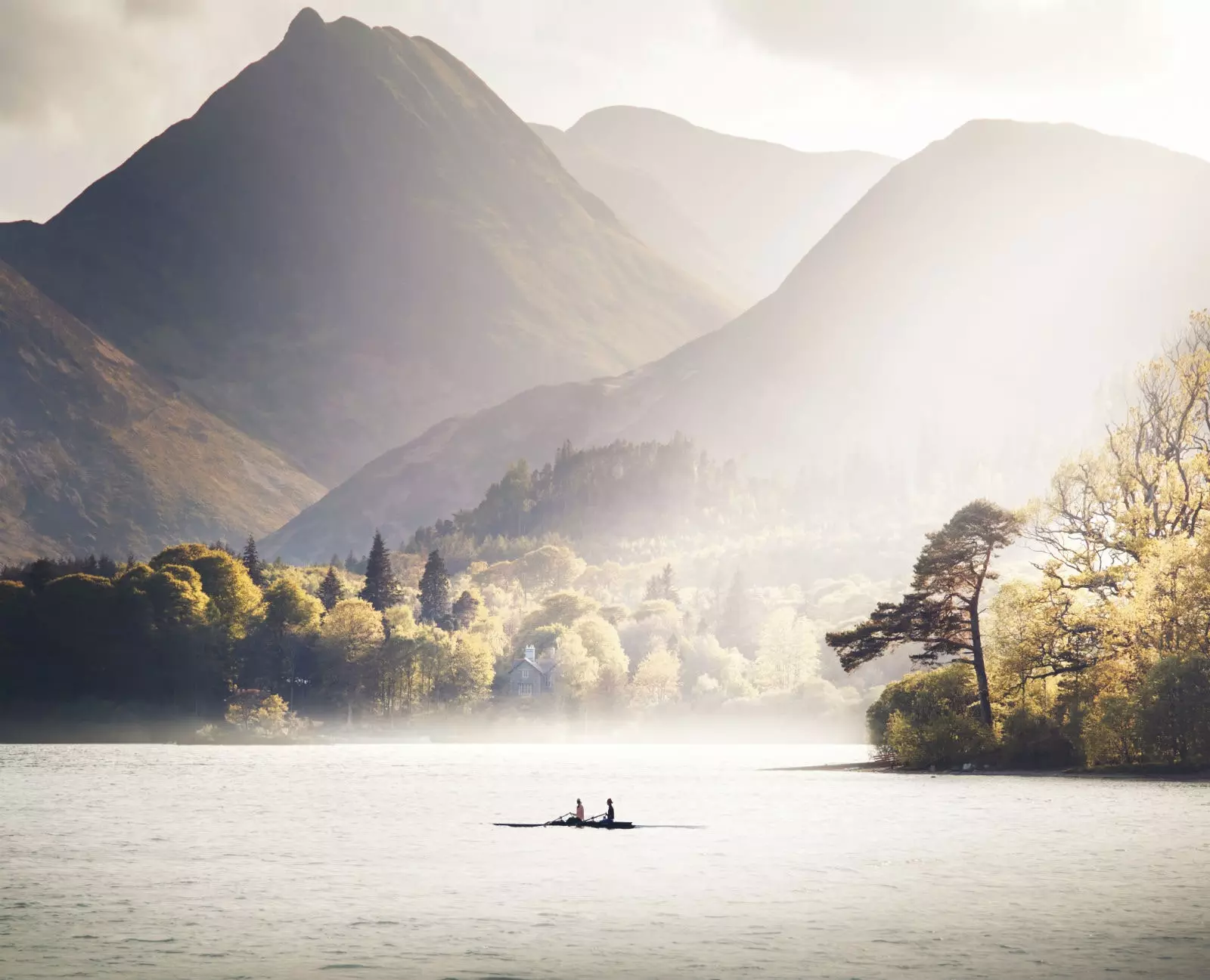 Derwentwater Cumbria İngiltərədə dinc bir yer.