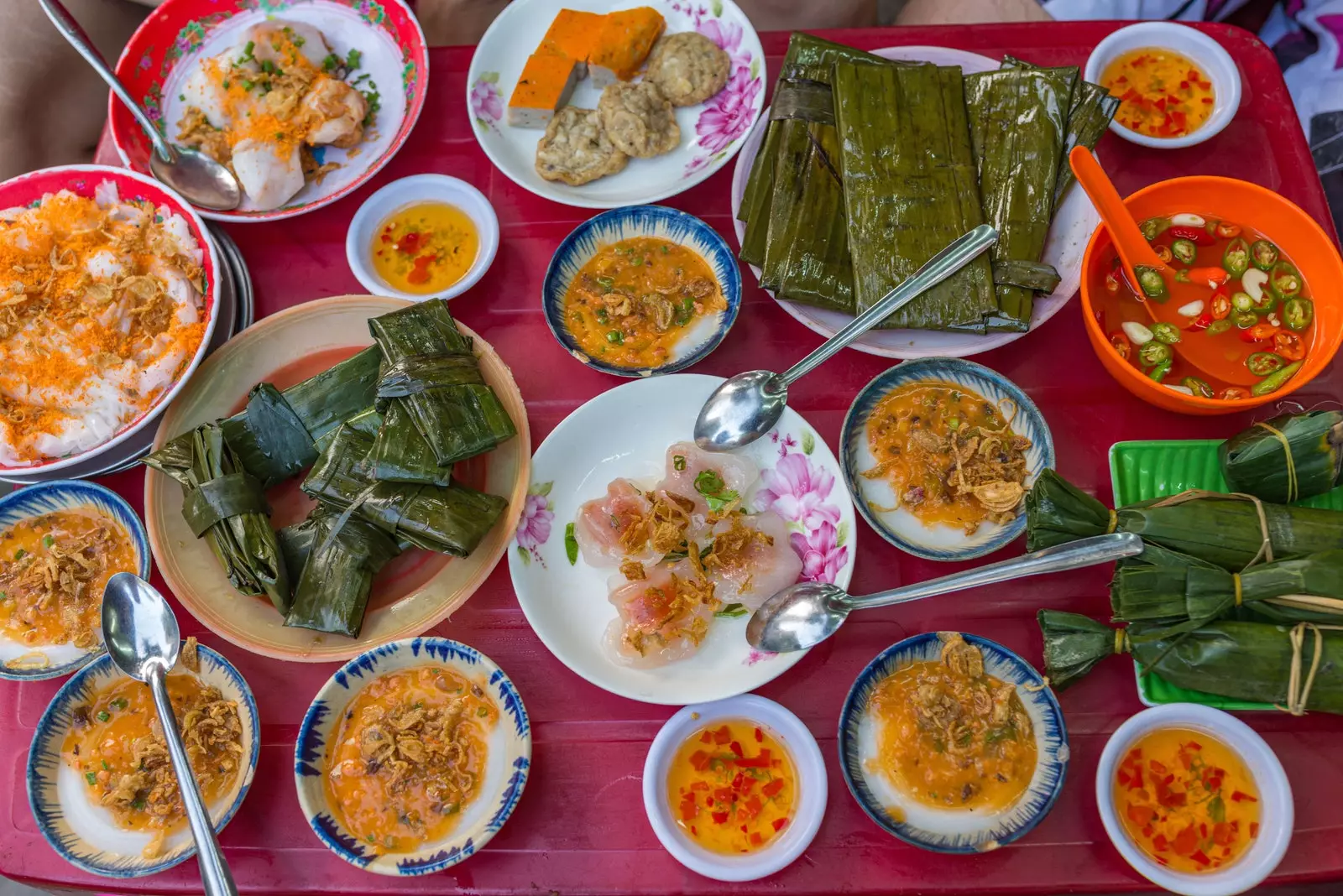 Comida vietnamita e o famoso Hue bnh.