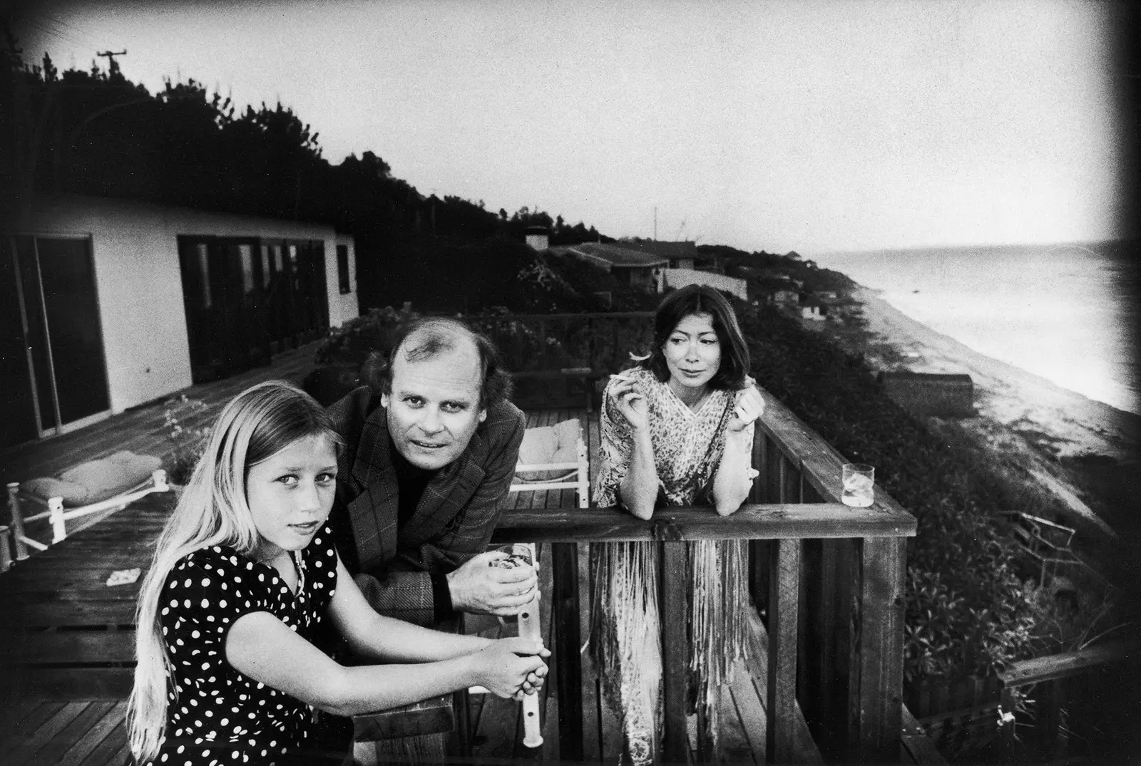 Joan Didion bên chồng và con gái năm 1976.