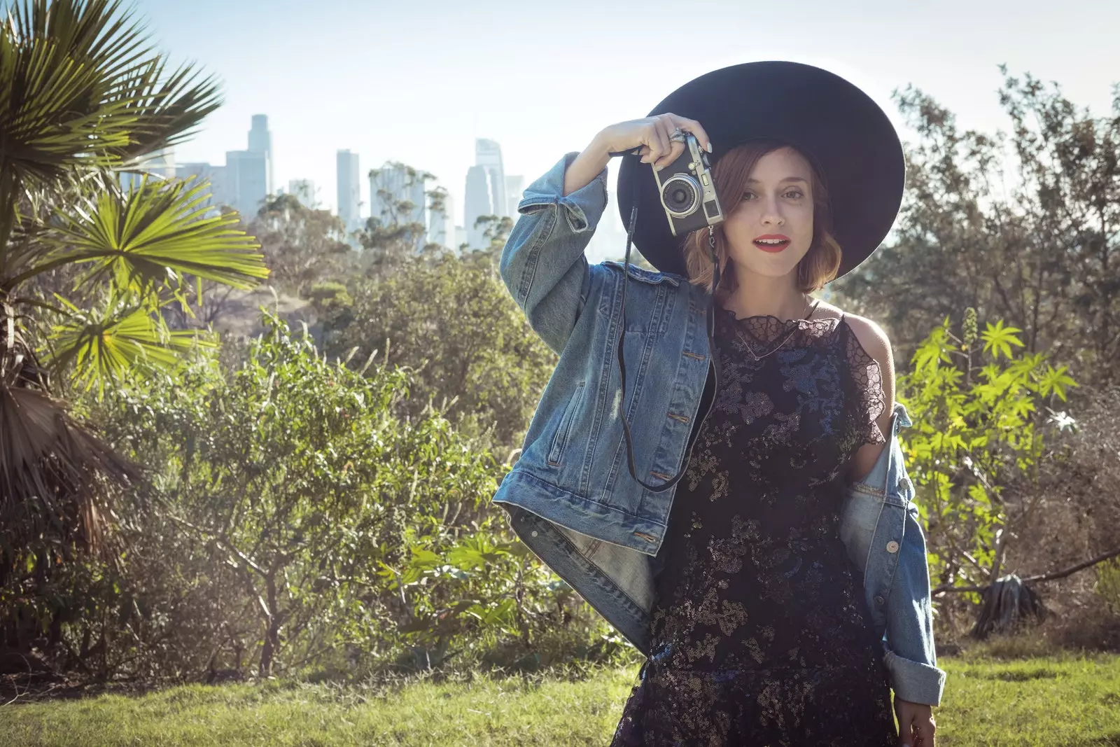 Lourdes Hernndez posa con la sua macchina fotografica in uno dei parchi di Los Angeles per lei più speciali, l'Elysian Park.