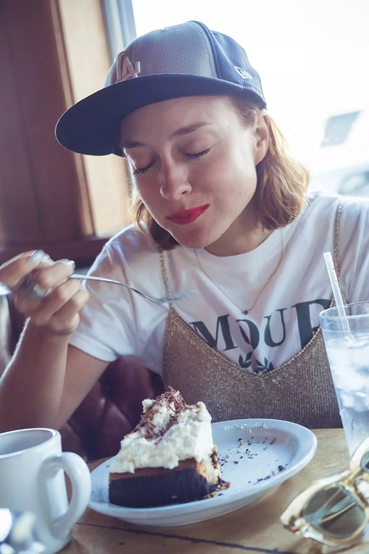 Lourdes Hernndez penyanyi Russian Red makan kue di salah satu tempat favoritnya di Los Angeles