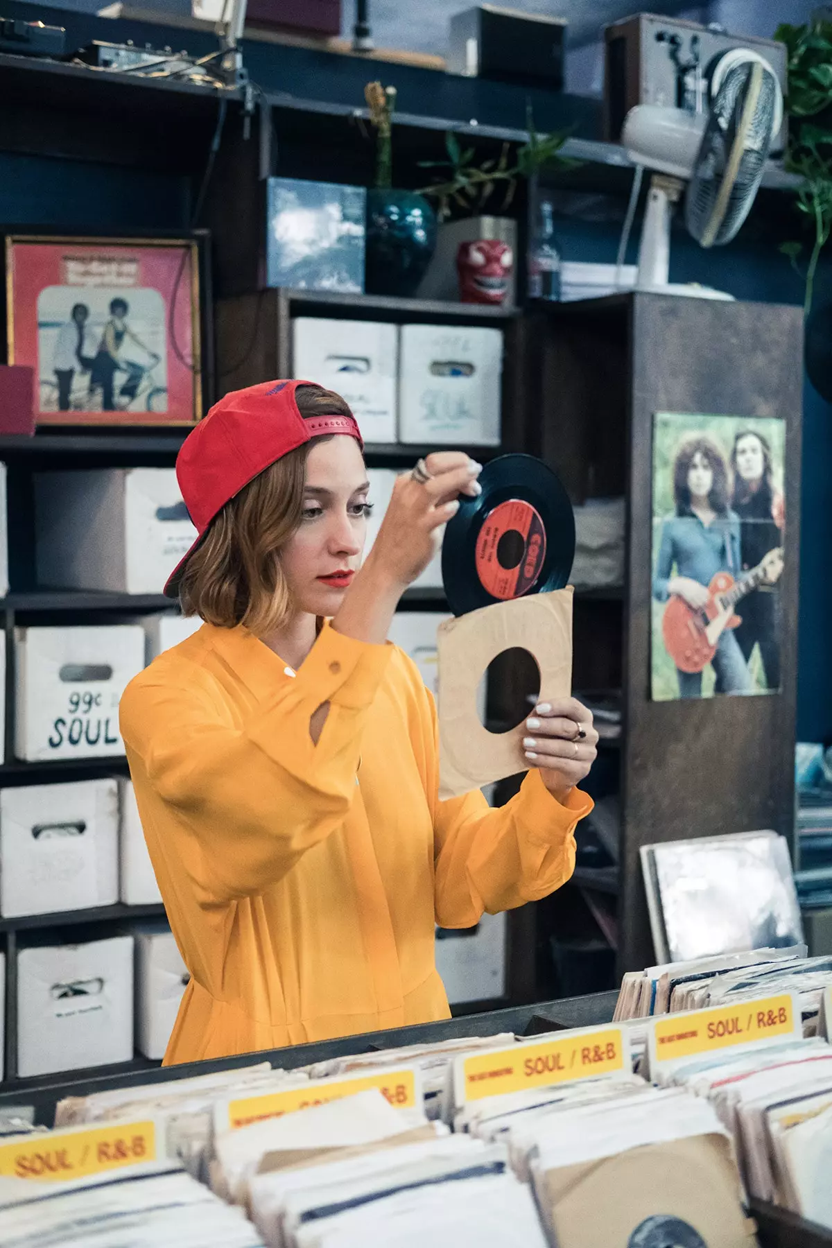 Lourdes Hernndez bejn vinyls f'The Last Bookstore f'Los Angeles