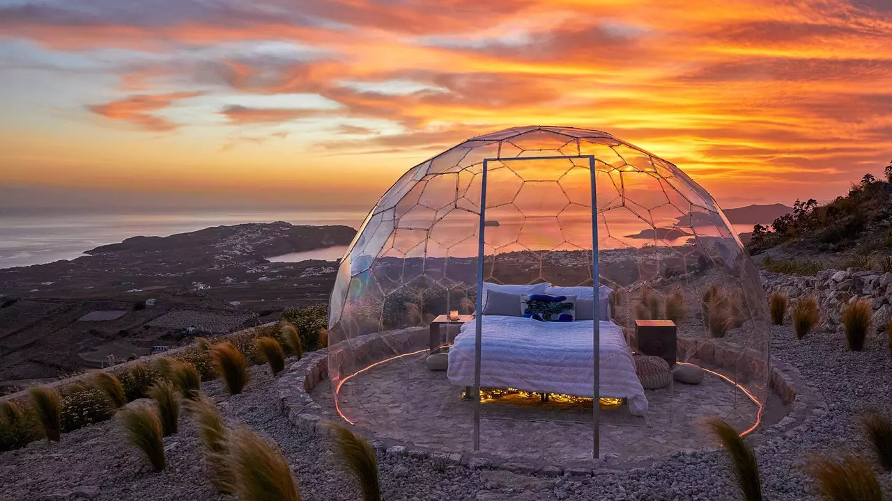 Kupola s výhľadom na bukolické západy slnka na Santorini