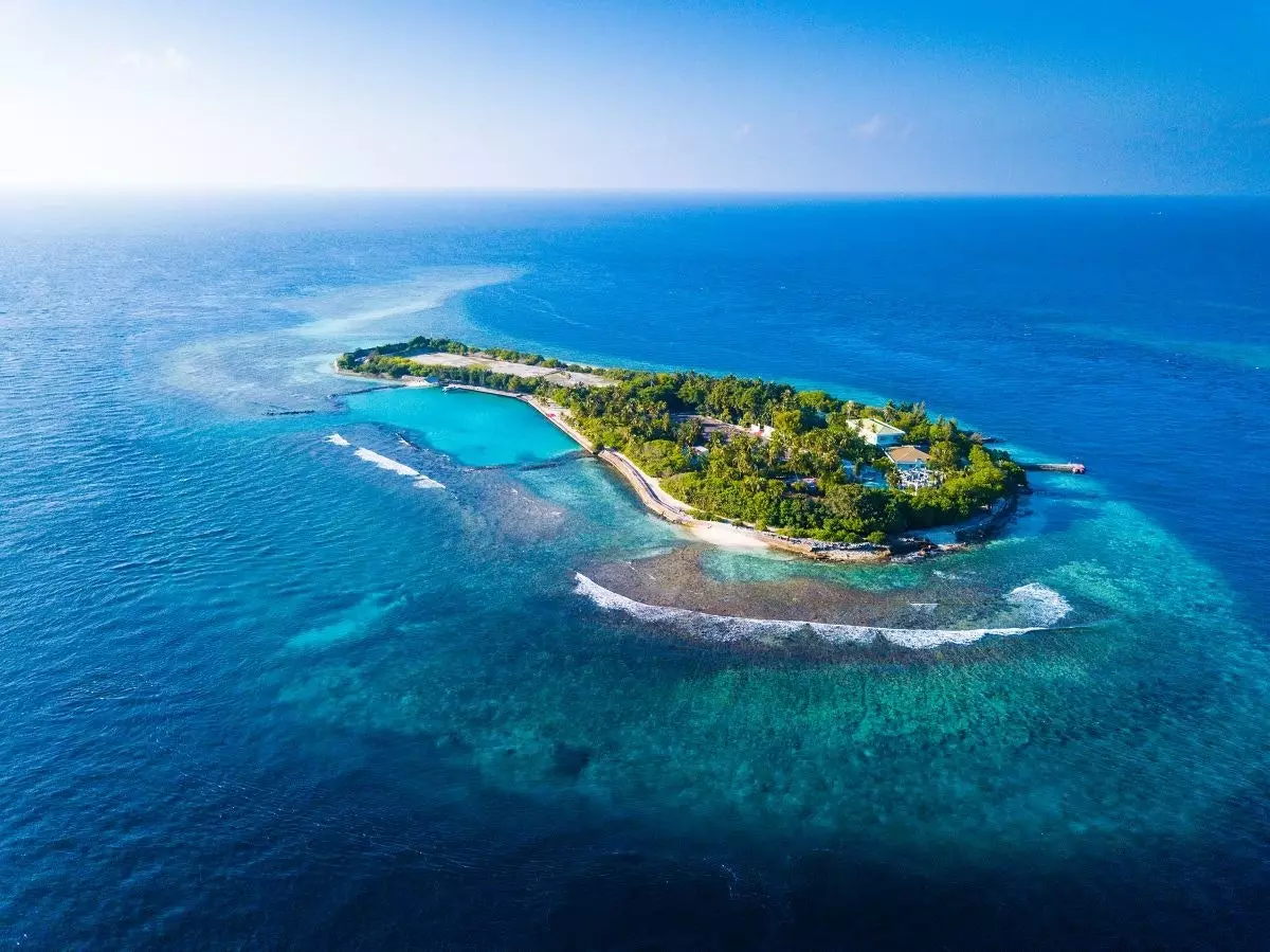 Eden od 26 atolov, ki sestavljajo Maldive.